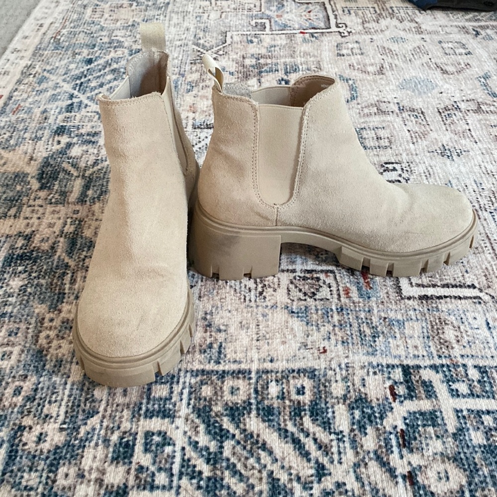 Steve Madden Howler Lug Sole Boots - size 6